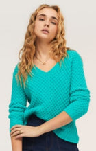 Laden Sie das Bild in den Galerie-Viewer, SURKANA Türkis Waffelpullover