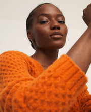 Laden Sie das Bild in den Galerie-Viewer, SURKANA oranger Waffelpullover