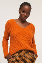 Laden Sie das Bild in den Galerie-Viewer, SURKANA oranger Waffelpullover