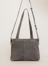 Laden Sie das Bild in den Galerie-Viewer, SURKANA Graue Ledertasche mit Schultergurt und Griff