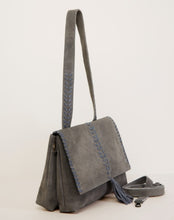 Laden Sie das Bild in den Galerie-Viewer, SURKANA Graue Ledertasche mit Schultergurt und Griff