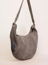 Laden Sie das Bild in den Galerie-Viewer, Große Surkana-Tragetasche aus grauem Leder
