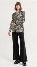Laden Sie das Bild in den Galerie-Viewer, SURKANA Tunikatop mit geometrischem Print