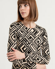 Laden Sie das Bild in den Galerie-Viewer, SURKANA Tunikatop mit geometrischem Print