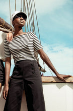 Laden Sie das Bild in den Galerie-Viewer, SURKANA braune Schmetterlingssonnenbrille