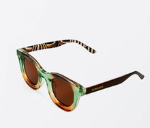 Laden Sie das Bild in den Galerie-Viewer, SURKANA Sonnenbrille mit Farbverlauf in Grün