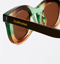 Laden Sie das Bild in den Galerie-Viewer, SURKANA Sonnenbrille mit Farbverlauf in Grün