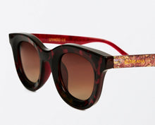 Laden Sie das Bild in den Galerie-Viewer, SURKANA braune Schmetterlingssonnenbrille