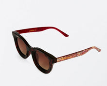 Laden Sie das Bild in den Galerie-Viewer, SURKANA braune Schmetterlingssonnenbrille