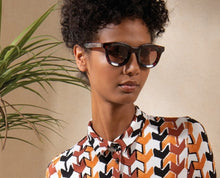 Laden Sie das Bild in den Galerie-Viewer, SURKANA braune Schmetterlingssonnenbrille