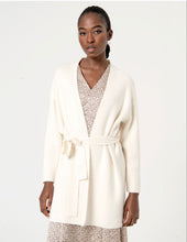 Laden Sie das Bild in den Galerie-Viewer, SURKANA ecrufarbene Strickjacke
