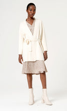 Laden Sie das Bild in den Galerie-Viewer, SURKANA ecrufarbene Strickjacke