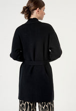 Laden Sie das Bild in den Galerie-Viewer, SURKANA Schwarze Strickjacke
