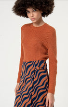 Laden Sie das Bild in den Galerie-Viewer, SURKANA rostfarbener Pullover aus Alpakawolle