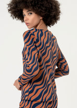 Laden Sie das Bild in den Galerie-Viewer, SURKANA Langarmshirt/T-Shirt