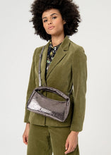 Laden Sie das Bild in den Galerie-Viewer, SURKANA Handtasche in Silber mit Glitzer-Metallic