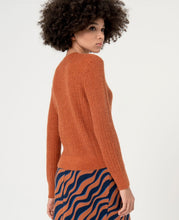 Laden Sie das Bild in den Galerie-Viewer, SURKANA rostfarbener Pullover aus Alpakawolle