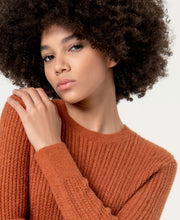 Laden Sie das Bild in den Galerie-Viewer, SURKANA rostfarbener Pullover aus Alpakawolle