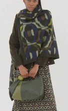 Laden Sie das Bild in den Galerie-Viewer, SURKANA Grün bedruckter Poncho-Umhang