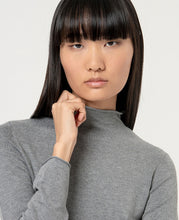 Laden Sie das Bild in den Galerie-Viewer, SURKANA mausgrauer Rollkragenpullover