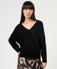 Laden Sie das Bild in den Galerie-Viewer, SURKANA Schwarzer Alpaka-Pullover