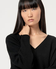 Laden Sie das Bild in den Galerie-Viewer, SURKANA Schwarzer Alpaka-Pullover