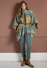 Charger l'image dans la galerie, Poncho femme bohème Surkana – chaud, ceinturé et stylé pour l’automne 3e Acte