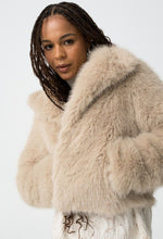 Laden Sie das Bild in den Galerie-Viewer, Veste courte Tiffosi femme – Fausse fourrure beige chic | 3e Acte