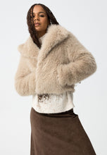 Laden Sie das Bild in den Galerie-Viewer, Veste courte Tiffosi femme – Fausse fourrure beige chic | 3e Acte