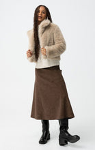 Laden Sie das Bild in den Galerie-Viewer, Veste courte Tiffosi femme – Fausse fourrure beige chic | 3e Acte