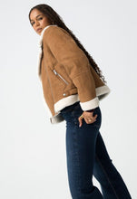 Laden Sie das Bild in den Galerie-Viewer, Veste Tiffosi en suédine camel Douceur,style et caractère