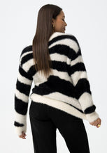 Laden Sie das Bild in den Galerie-Viewer, Pull zébré femme Tiffosi Motif noir et blanc tendance, matière douce et chaude pour l’hiver