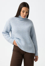 Laden Sie das Bild in den Galerie-Viewer, Pull femme Tiffosi bleu à sequins.Élégance lumineuse et confort douillet pour l’hiver