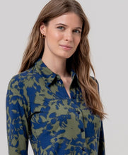 Charger l'image dans la galerie, Chemise Femme Imprimée Vert Kaki et Bleu Surkana — Manches Longues