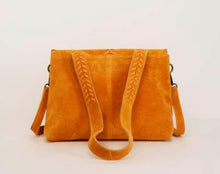 Laden Sie das Bild in den Galerie-Viewer, SURKANA senffarbene Ledertasche mit Schultergurt und Griff