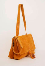 Laden Sie das Bild in den Galerie-Viewer, SURKANA senffarbene Ledertasche mit Schultergurt und Griff