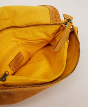 Laden Sie das Bild in den Galerie-Viewer, SURKANA senffarbene Ledertasche mit Schultergurt und Griff