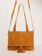 Laden Sie das Bild in den Galerie-Viewer, SURKANA senffarbene Ledertasche mit Schultergurt und Griff