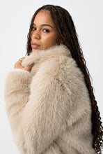 Laden Sie das Bild in den Galerie-Viewer, Veste courte Tiffosi femme – Fausse fourrure beige chic | 3e Acte
