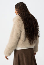 Laden Sie das Bild in den Galerie-Viewer, Veste courte Tiffosi femme – Fausse fourrure beige chic | 3e Acte
