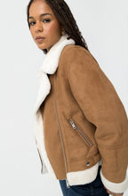 Laden Sie das Bild in den Galerie-Viewer, Veste Tiffosi en suédine camel Douceur,style et caractère
