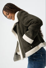 Laden Sie das Bild in den Galerie-Viewer, Veste Tiffosi en suédine kaki dark Douceur,style et caractère
