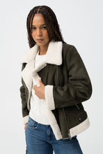 Laden Sie das Bild in den Galerie-Viewer, Veste Tiffosi en suédine kaki dark Douceur,style et caractère
