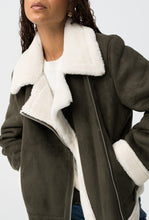 Laden Sie das Bild in den Galerie-Viewer, Veste Tiffosi en suédine kaki dark Douceur,style et caractère
