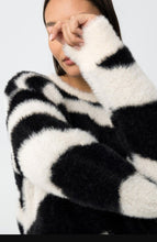 Laden Sie das Bild in den Galerie-Viewer, Pull zébré femme Tiffosi Motif noir et blanc tendance, matière douce et chaude pour l’hiver
