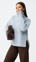 Laden Sie das Bild in den Galerie-Viewer, Pull femme Tiffosi bleu à sequins.Élégance lumineuse et confort douillet pour l’hiver
