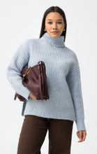 Laden Sie das Bild in den Galerie-Viewer, Pull femme Tiffosi bleu à sequins.Élégance lumineuse et confort douillet pour l’hiver
