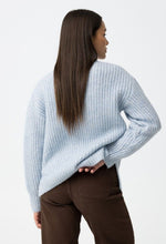 Laden Sie das Bild in den Galerie-Viewer, Pull femme Tiffosi bleu à sequins.Élégance lumineuse et confort douillet pour l’hiver
