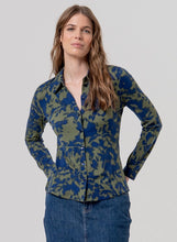 Charger l'image dans la galerie, Chemise Femme Imprimée Vert Kaki et Bleu Surkana — Manches Longues

